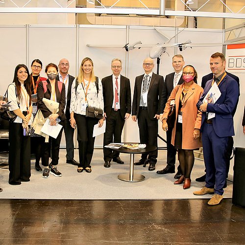 UN-Delegation vor Songbird Eine Gruppe von Menschen