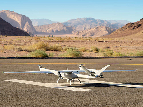 Drohne bei heißem Wetter in der Wüste