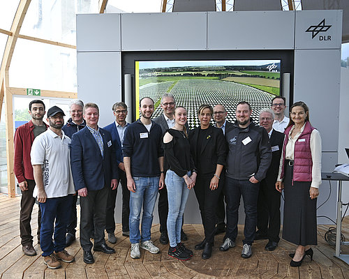 Gruppenbild mit Wirtschaftsministerin Mona Neubaur