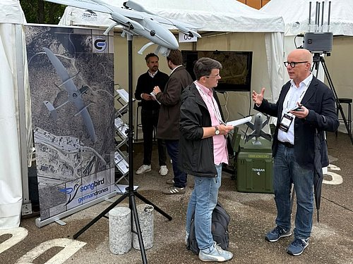Mehrere Herren befinden sich in einem Gespr&auml;ch am Ausstellungsstand der CONDOR Gruppe.
